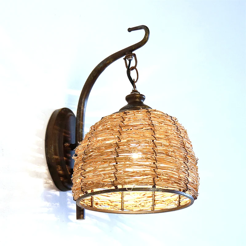 Applique murale faite à la main de style asiatique avec abat-jour en forme de dôme en rotin, lampe murale pour chambre à c...