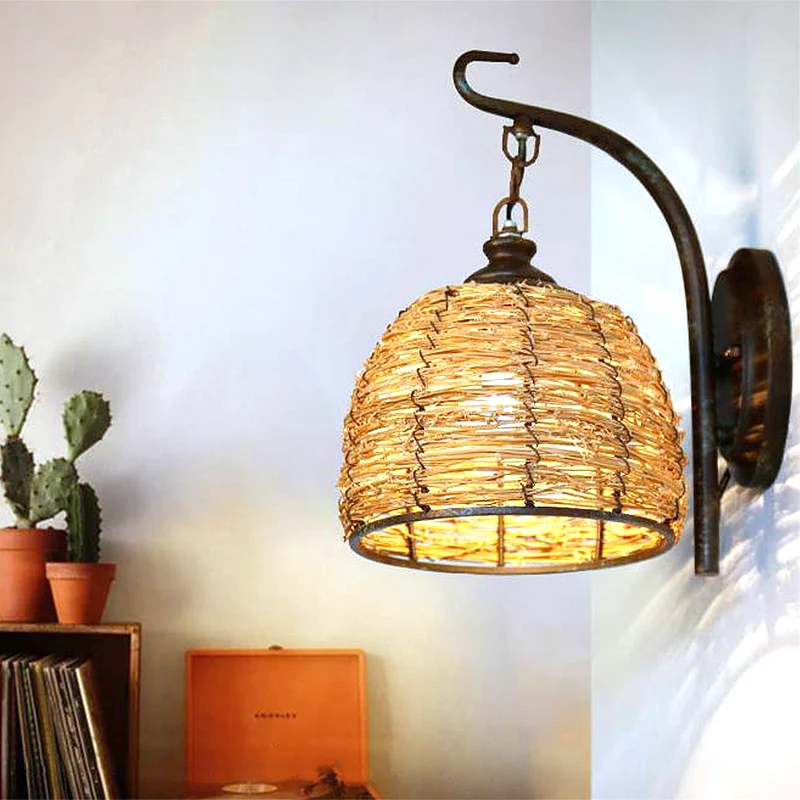 Applique murale faite à la main de style asiatique avec abat-jour en forme de dôme en rotin, lampe murale pour chambre à c...