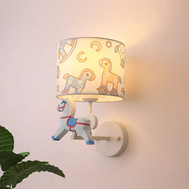 Applique murale en forme de cheval de Troie, en résine de dessin animé, 1 lumière LED, rose/bleu, avec abat-jour en tissu...