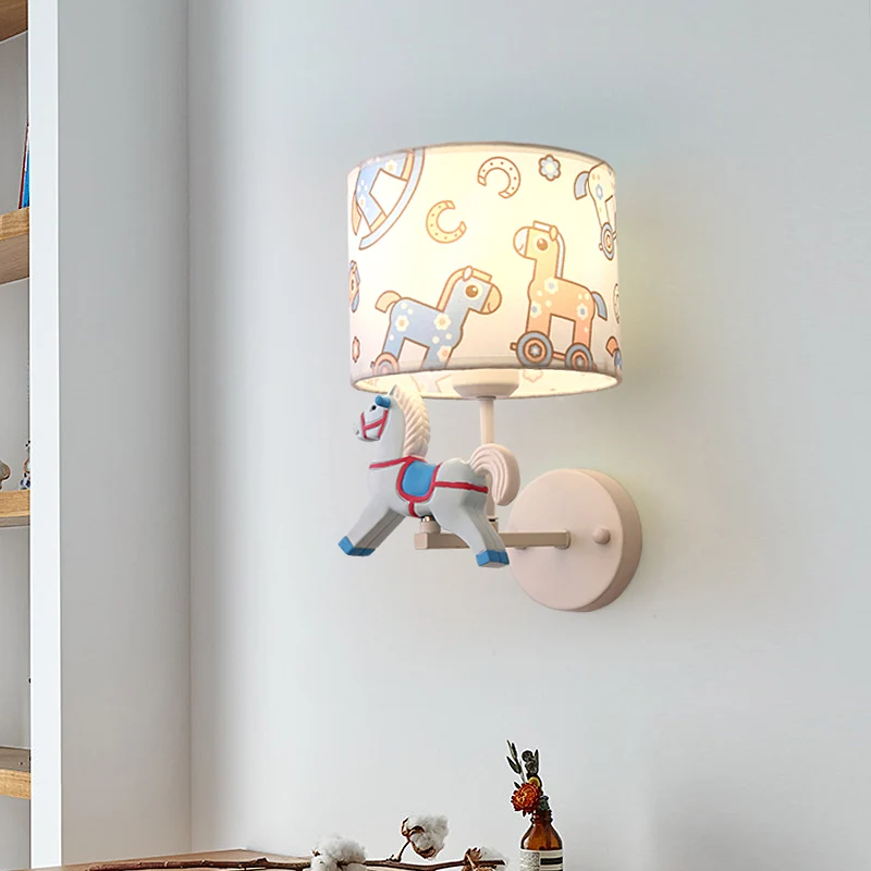 Applique murale en forme de cheval de Troie, en résine de dessin animé, 1 lumière LED, rose/bleu, avec abat-jour en tissu...