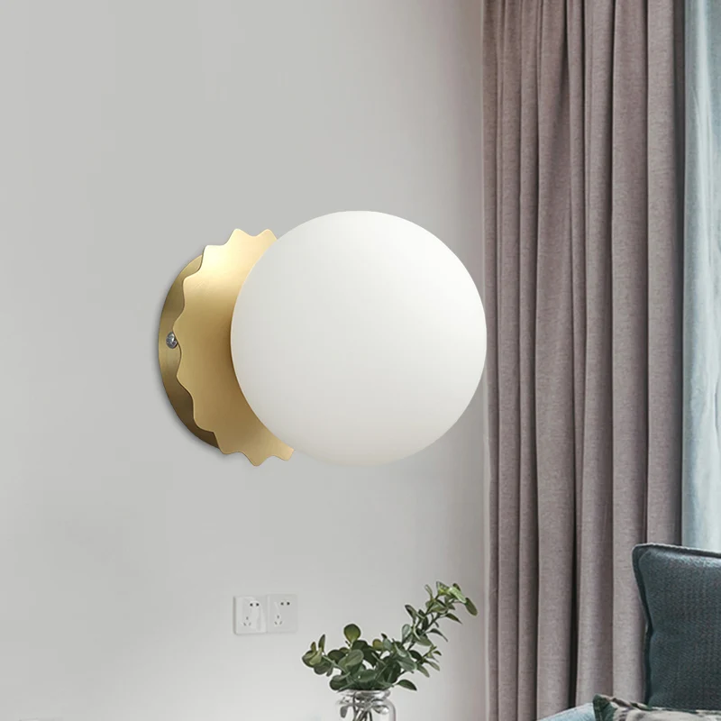 Applique murale Globe en verre blanc, modernisme, 1 ampoule, éclairage mural doré pour chambre à coucher Clearhalo