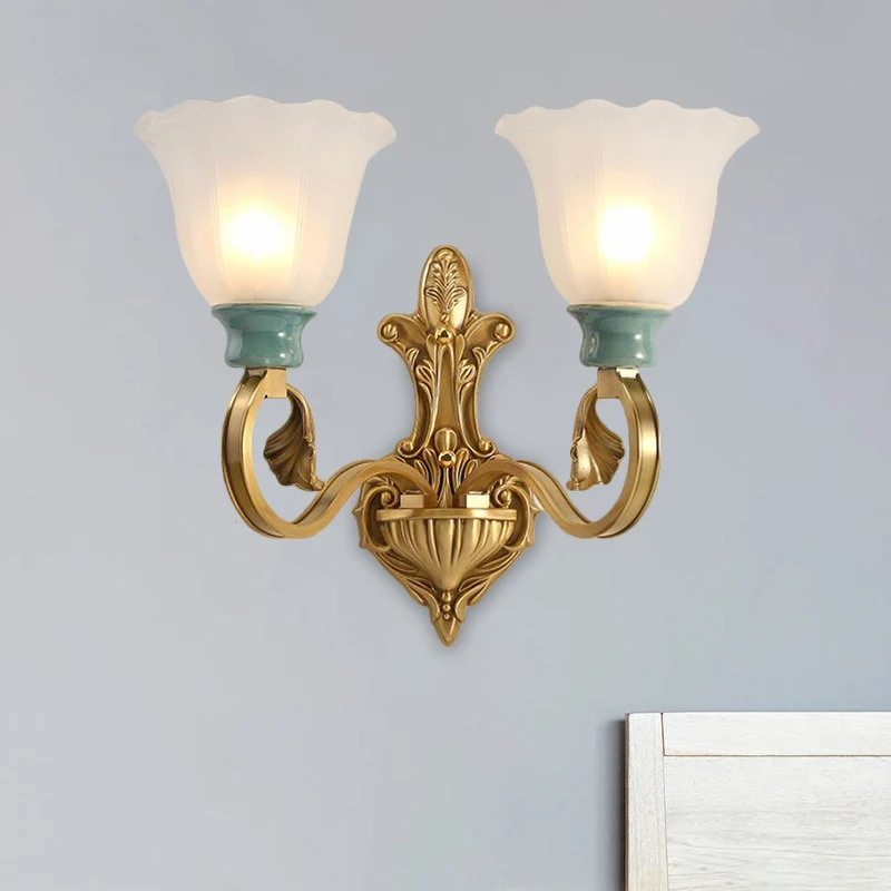 Applique murale en laiton et verre laiteux, luminaire mural traditionnel à bras de défilement à 1/2 têtes avec décor de fe...