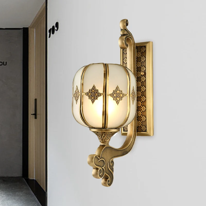 Applique murale lanterne pour chambre à coucher, en verre dépoli colonial, à 1 ampoule, dorée, avec bras incurvé/droit Cle...