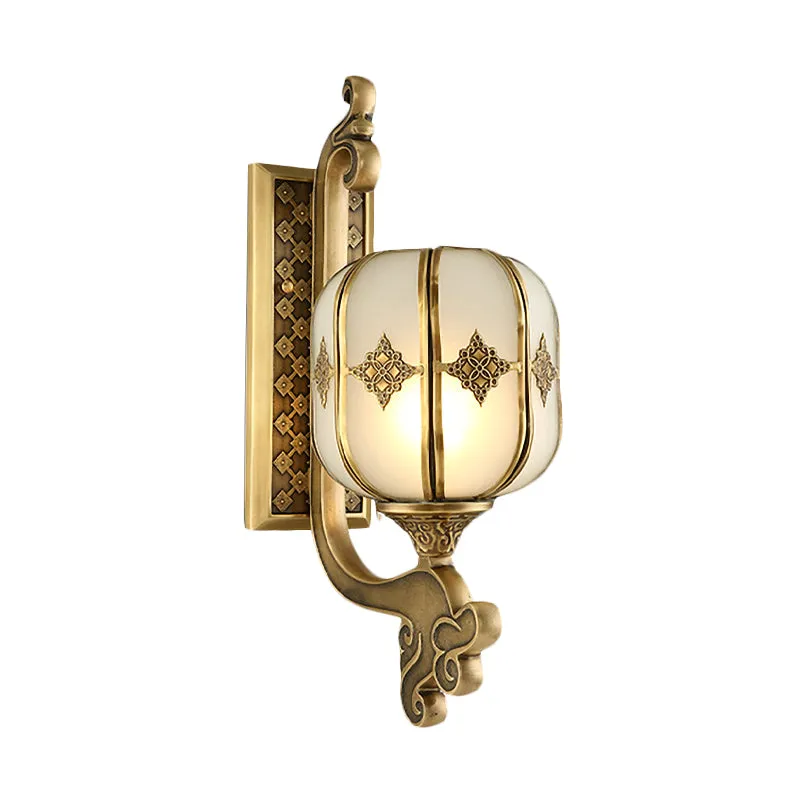 Applique murale lanterne pour chambre à coucher, en verre dépoli colonial, à 1 ampoule, dorée, avec bras incurvé/droit Cle...