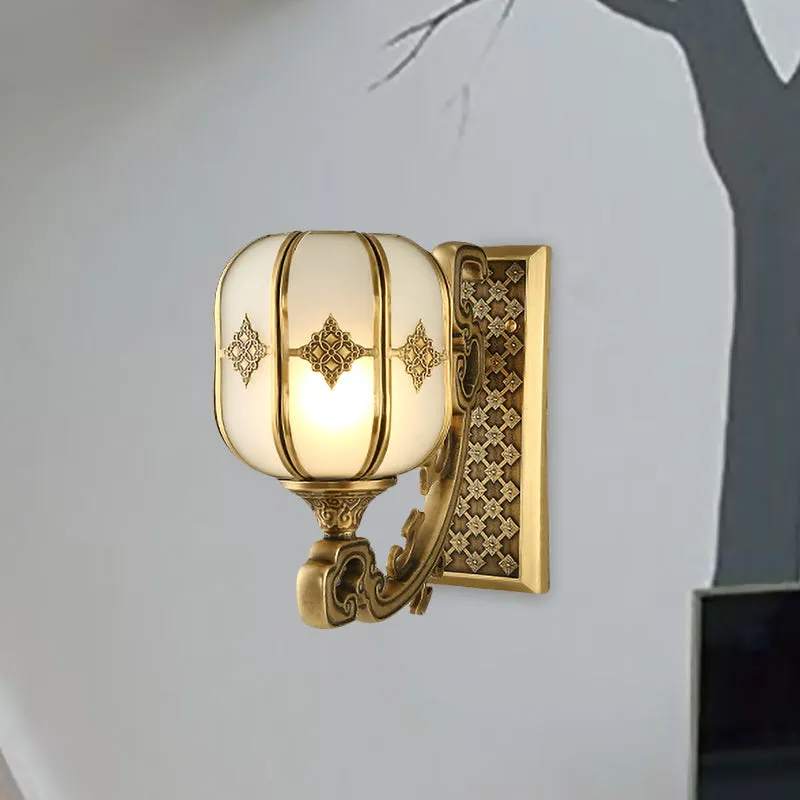 Applique murale lanterne pour chambre à coucher, en verre dépoli colonial, à 1 ampoule, dorée, avec bras incurvé/droit Cle...