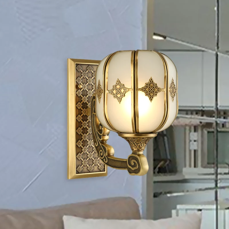 Applique murale lanterne pour chambre à coucher, en verre dépoli colonial, à 1 ampoule, dorée, avec bras incurvé/droit Cle...