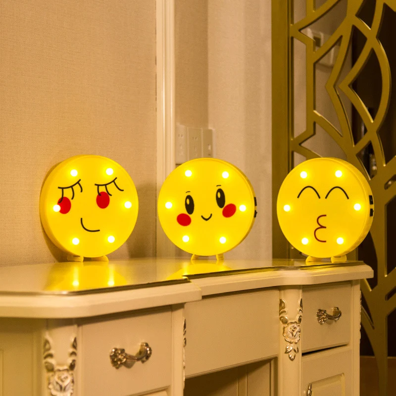 Applique murale LED avec expression drôle d'Emoji, batterie en plastique moderniste, lampe de chevet jaune Clearhalo
