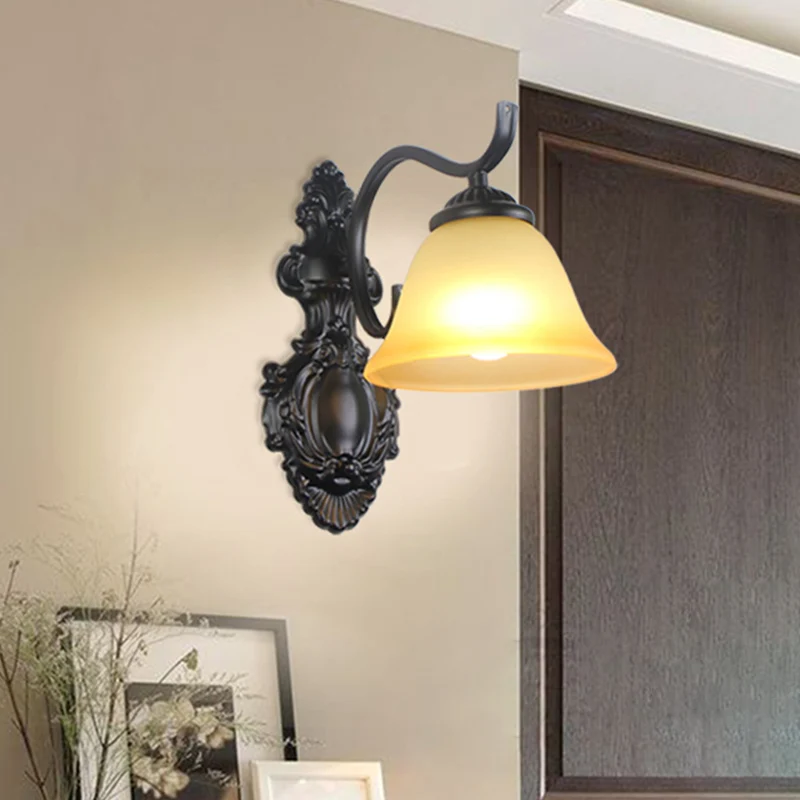 Applique murale noire traditionnelle en verre crème, forme évasée, luminaire pour salon Clearhalo