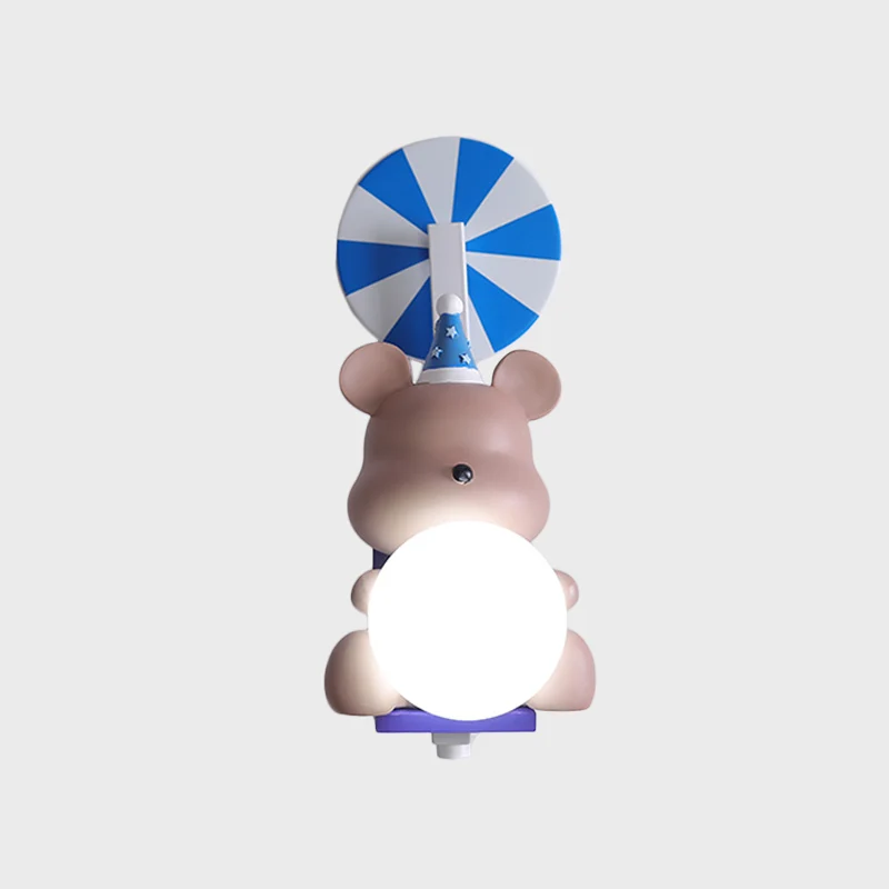 Applique murale ours d'anniversaire tenant une boule en résine de dessin animé, 1 lumière rose/bleu avec abat-jour en verr...