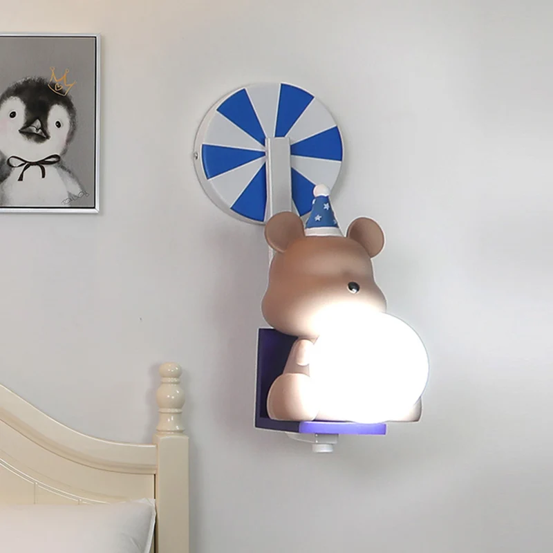 Applique murale ours d'anniversaire tenant une boule en résine de dessin animé, 1 lumière rose/bleu avec abat-jour en verr...