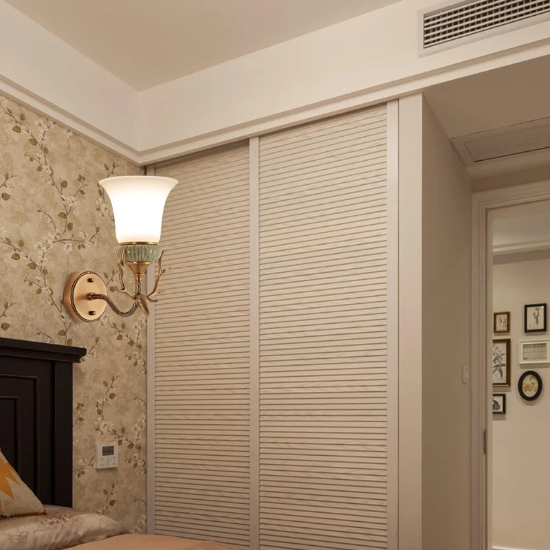 Applique murale rétro en verre opale et laiton, 1 lumière, luminaire avec bras incurvé en bois Clearhalo