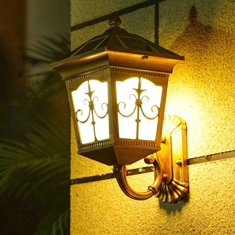 Applique murale solaire métallique en forme de maison, lampe murale LED Vintage pour cour avec abat-jour en verre givré Cl...