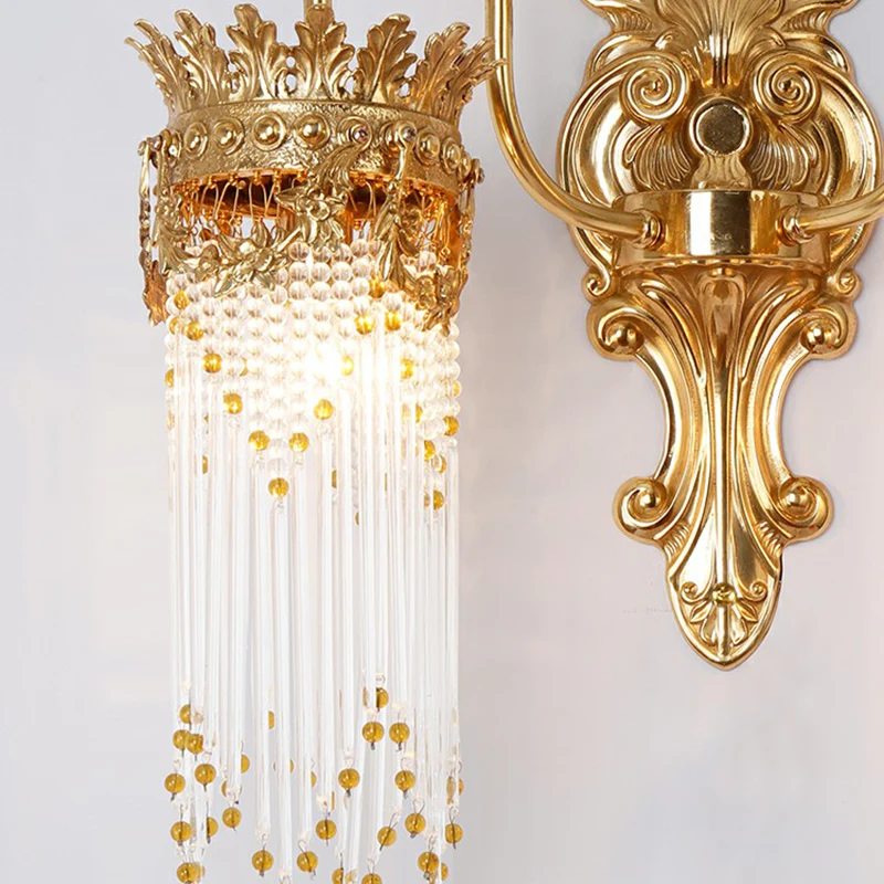 Applique murale traditionnelle en forme de couronne dorée, applique de salon en métal avec frange en cristal Clearhalo