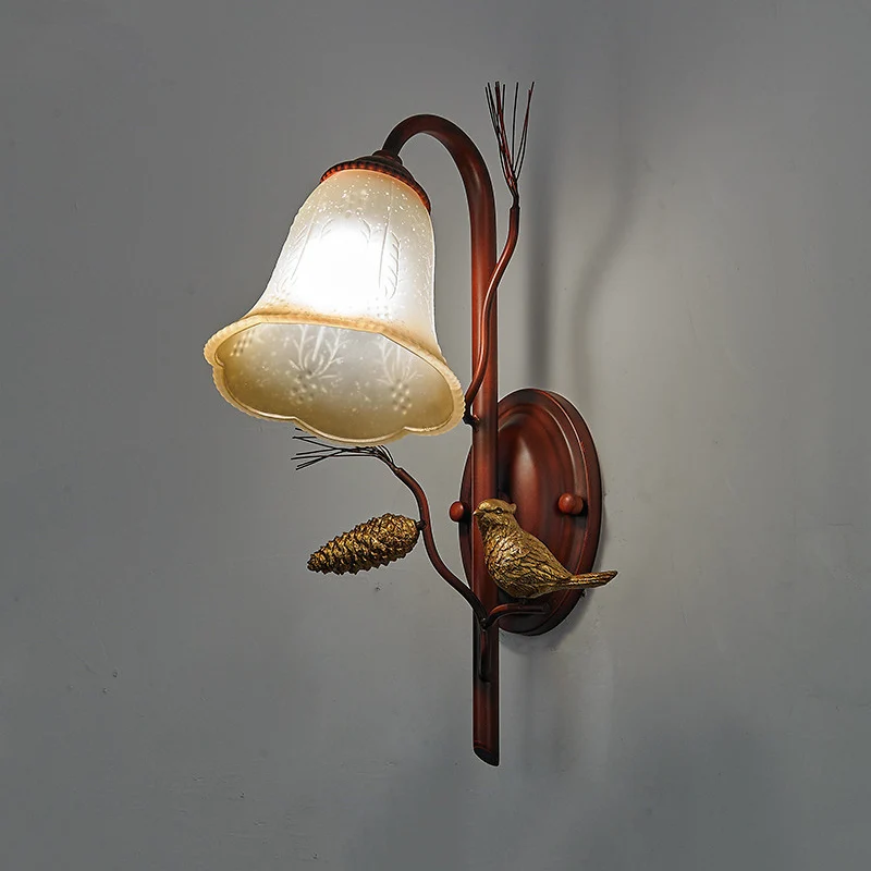 Applique murale en verre ambré de style campagnard à 1/2 lumières pour salon, applique murale avec accent d'oiseau en cuiv...
