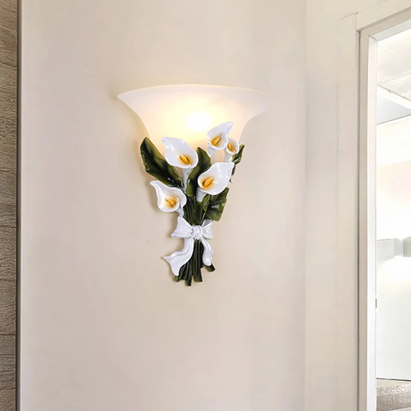 Applique évasée en verre blanc rustique 1 lumière pour salon avec bouquet vert Clearhalo