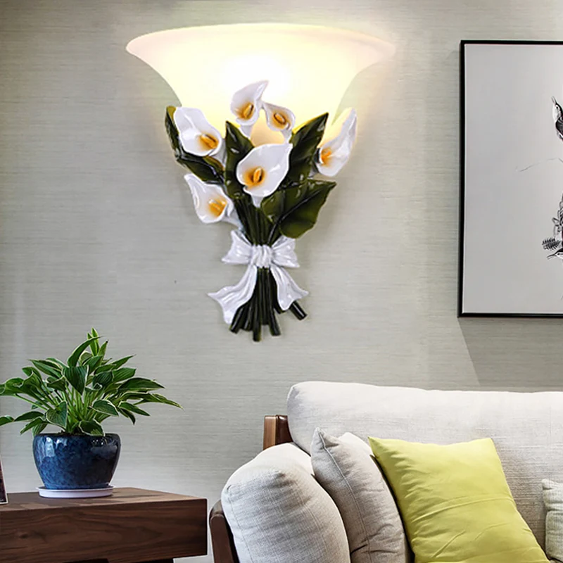 Applique évasée en verre blanc rustique 1 lumière pour salon avec bouquet vert Clearhalo