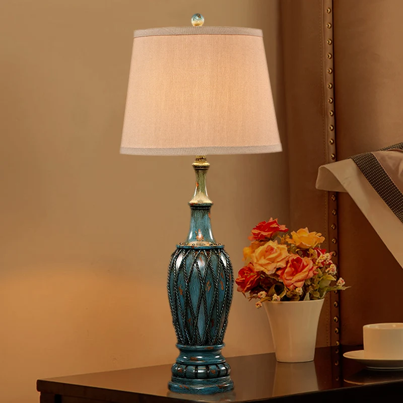Aqua Vase Veilleuse traditionnelle en résine à 1 lumière pour salle d'étude avec abat-jour en tissu conique Clearhalo