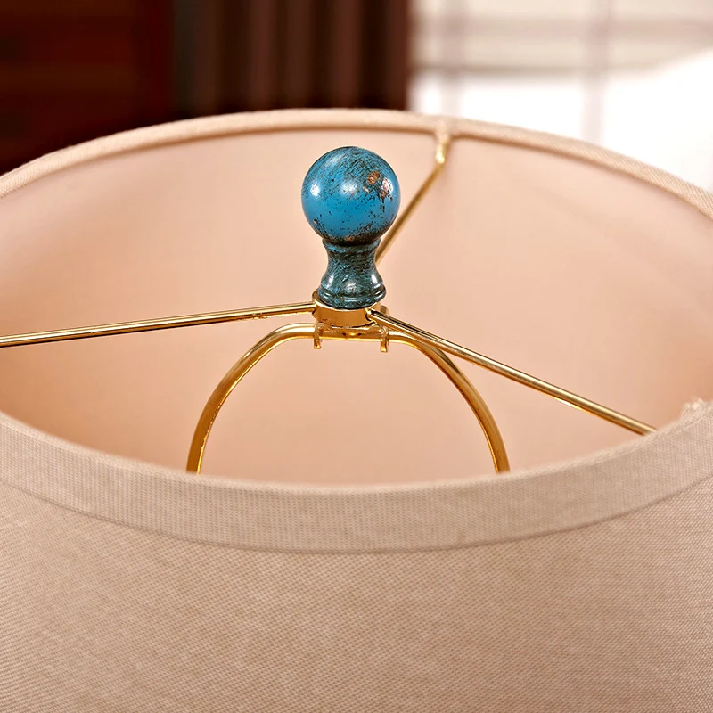 Aqua Vase Veilleuse traditionnelle en résine à 1 lumière pour salle d'étude avec abat-jour en tissu conique Clearhalo