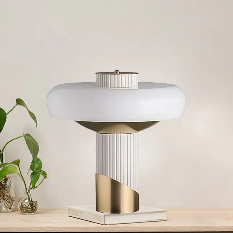 Champignon éclairage de table moderne métallique LED chambre petite lampe de bureau en blanc et or Clearhalo