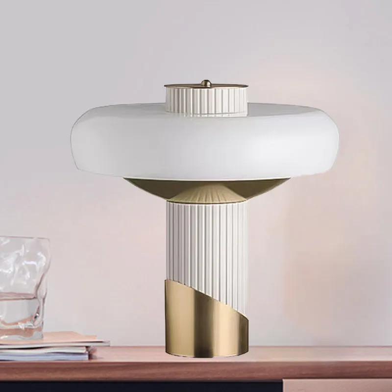 Champignon éclairage de table moderne métallique LED chambre petite lampe de bureau en blanc et or Clearhalo