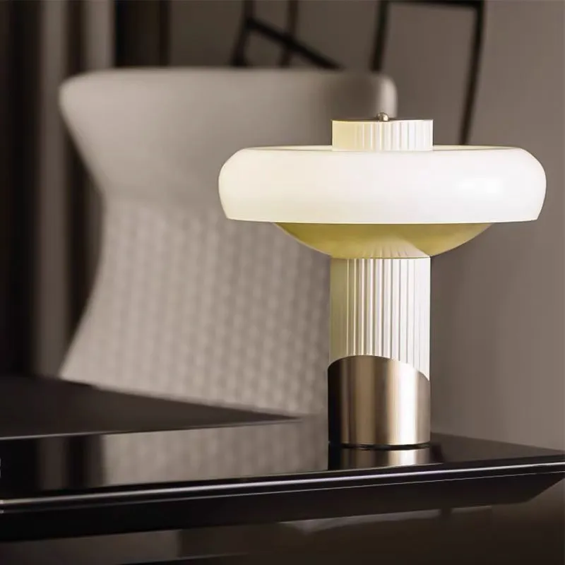 Champignon éclairage de table moderne métallique LED chambre petite lampe de bureau en blanc et or Clearhalo