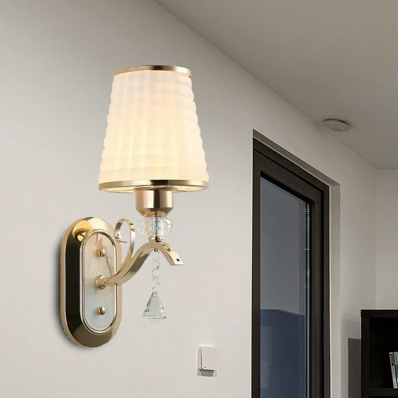 Éclairage mural en verre doré à treillis, cône à lumière unique, applique murale LED vintage avec accent de cristal Clearhalo