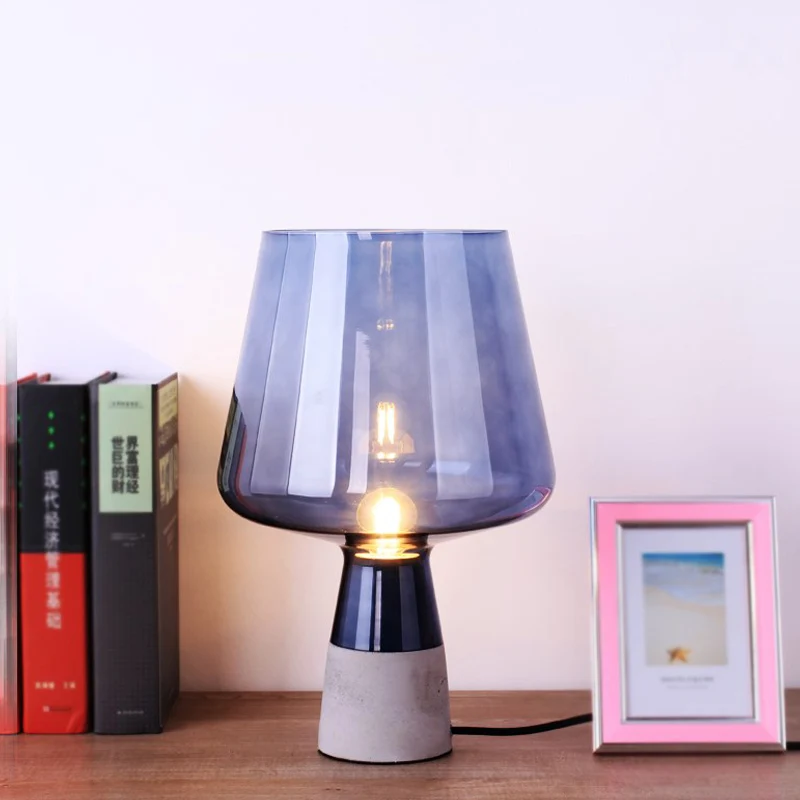 Éclairage de nuit à cône tronqué Lampe de table à 1 tête en verre jaune/bleu du milieu du siècle avec conception à dessus...