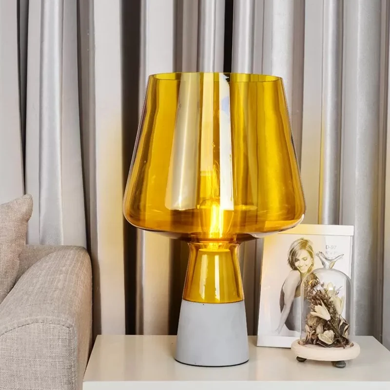 Éclairage de nuit à cône tronqué Lampe de table à 1 tête en verre jaune/bleu du milieu du siècle avec conception à dessus...