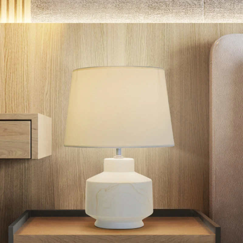 Éclairage de nuit en tissu conique Simplicity Lampe de table à 1 tête finition blanche avec base en céramique Clearhalo