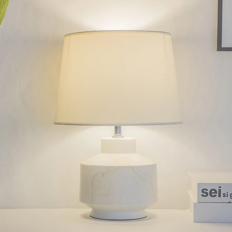 Éclairage de nuit en tissu conique Simplicity Lampe de table à 1 tête finition blanche avec base en céramique Clearhalo
