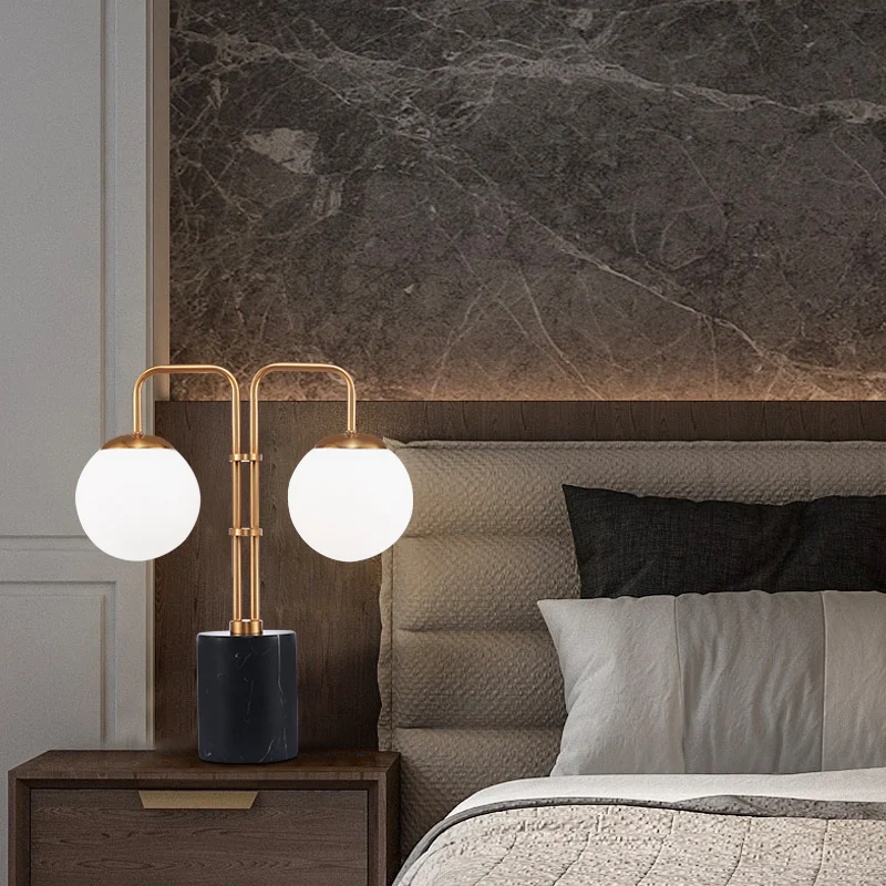 Éclairage de table globe doré moderniste, 2 ampoules, lampe de nuit en verre blanc avec socle cylindrique en marbre noir C...