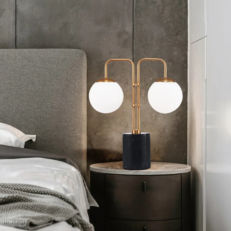 Éclairage de table globe doré moderniste, 2 ampoules, lampe de nuit en verre blanc avec socle cylindrique en marbre noir C...
