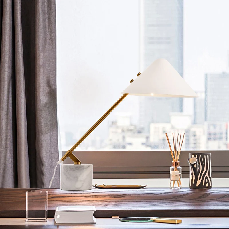 Éclairage de travail conique Modernisme Petite lampe de bureau en métal à 1 tête en blanc avec base en marbre Clearhalo
