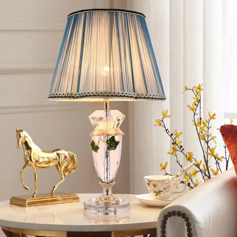 Éclairage de travail en forme de vase Lampe de table de nuit moderniste à facettes en cristal à 1 tête en bleu Clearhalo