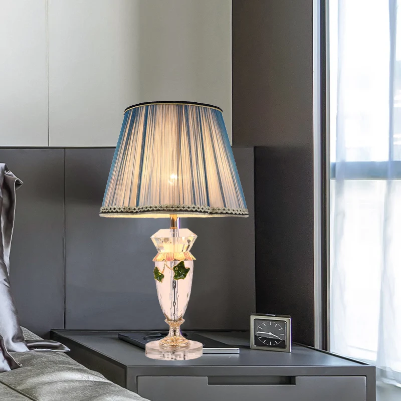 Éclairage de travail en forme de vase Lampe de table de nuit moderniste à facettes en cristal à 1 tête en bleu Clearhalo