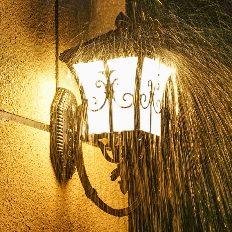 L'acrylique évasé la lumière solaire carrée de bâti de mur éclairage extérieur traditionnel de mur de LED Clearhalo