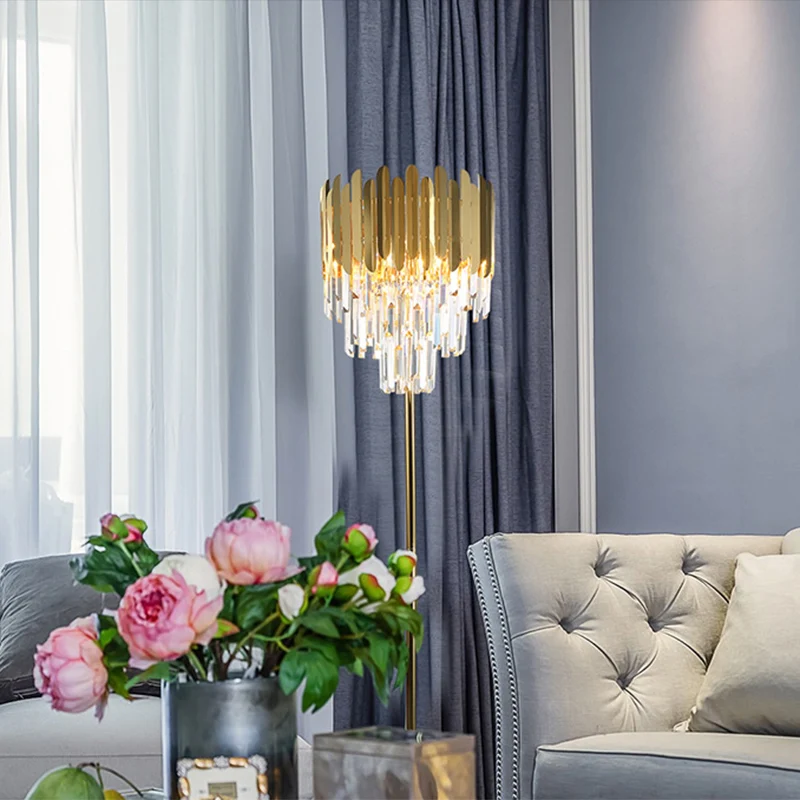 Lampadaire conique doré postmoderne à 3 lumières en cristal prismatique pour salon Clearhalo