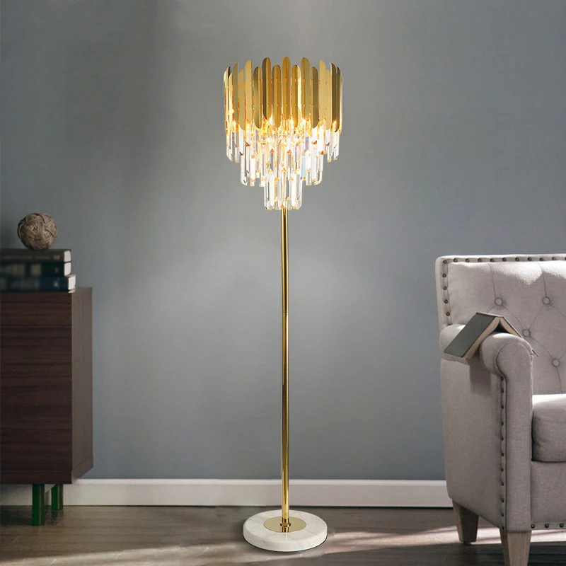 Lampadaire conique doré postmoderne à 3 lumières en cristal prismatique pour salon Clearhalo