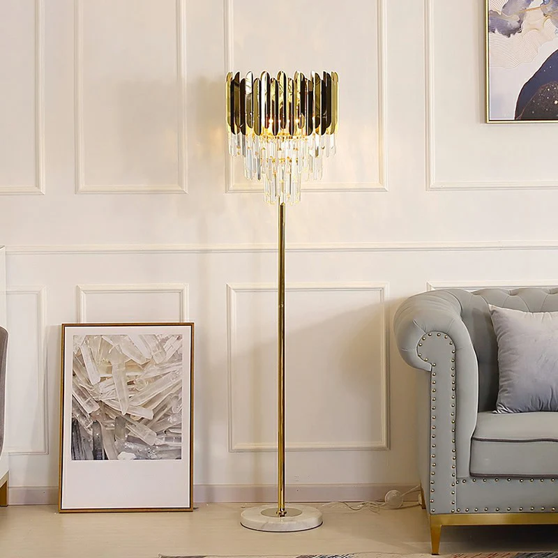 Lampadaire conique doré postmoderne à 3 lumières en cristal prismatique pour salon Clearhalo