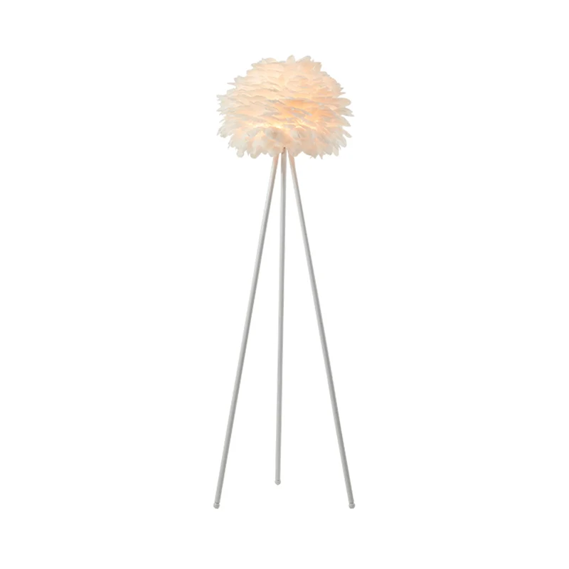 Lampadaire contemporain sur trépied en métal à 1 tête avec abat-jour en plumes en blanc Clearhalo