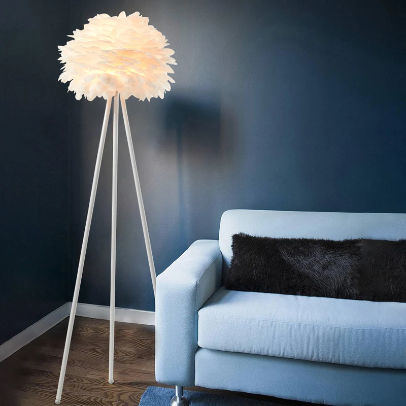 Lampadaire contemporain sur trépied en métal à 1 tête avec abat-jour en plumes en blanc Clearhalo