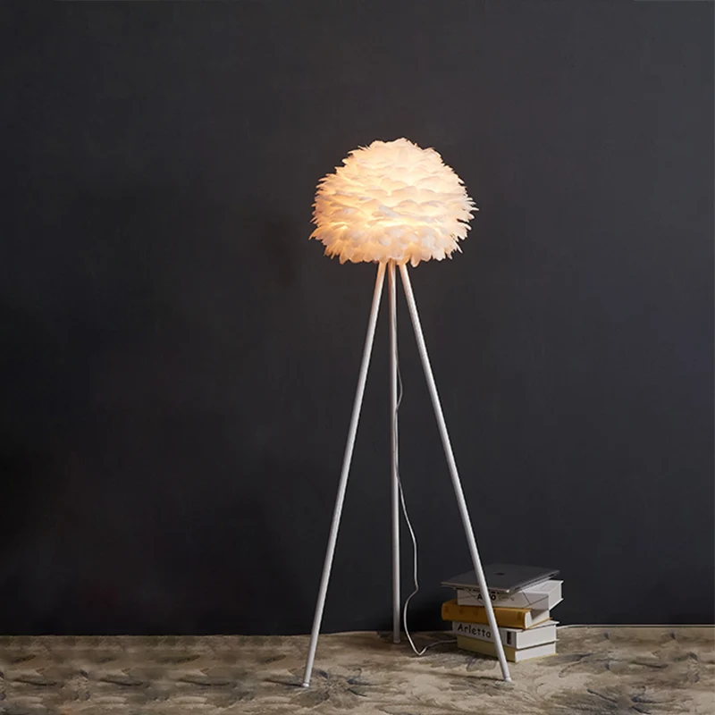 Lampadaire contemporain sur trépied en métal à 1 tête avec abat-jour en plumes en blanc Clearhalo