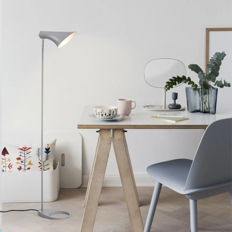 Lampadaire de lecture évasé nordique, lampadaire simple en métal avec Joint pivotant pour salon Clearhalo