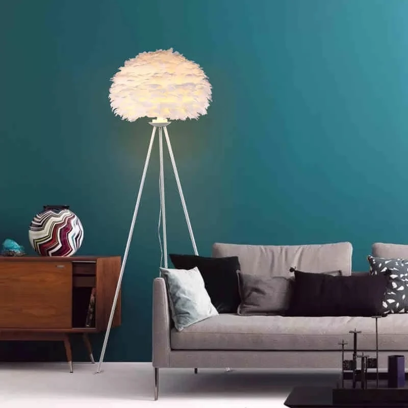 Lampadaire de salon trépied avec abat-jour orbe plume joli lampadaire en blanc Clearhalo
