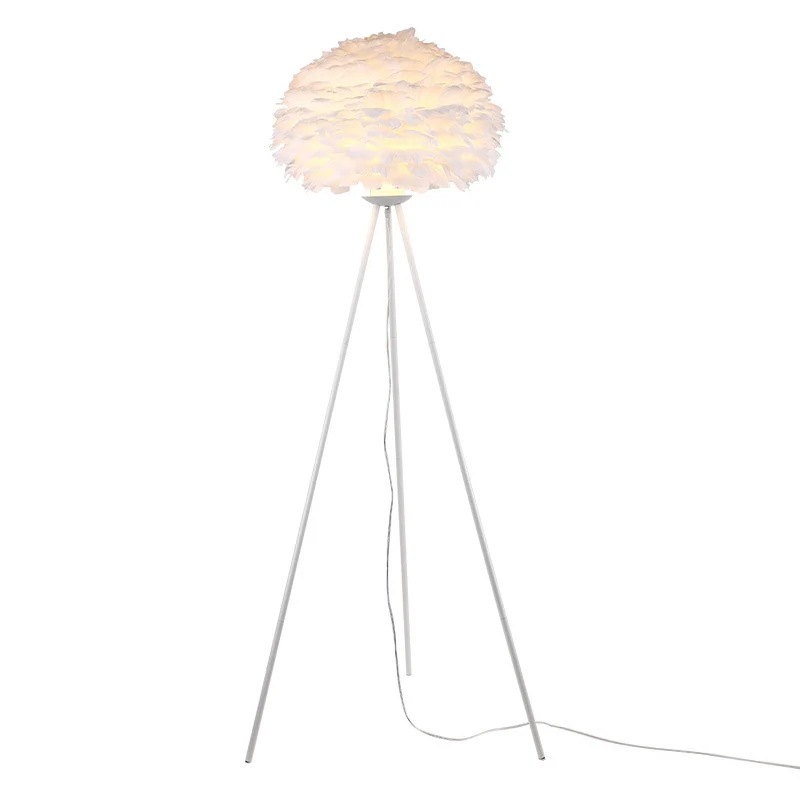 Lampadaire de salon trépied avec abat-jour orbe plume joli lampadaire en blanc Clearhalo