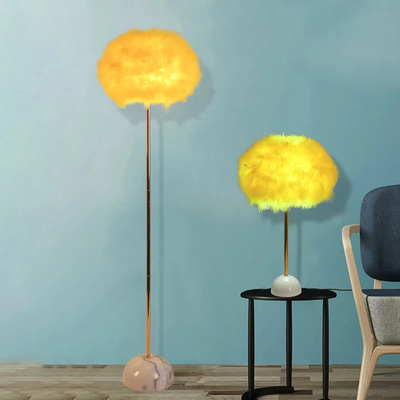 Lampadaire Sphère de Plumes Tissé à la Main Lampe sur Pied Nordique à 1 Tête Jaune avec Base en Céramique Clearhalo