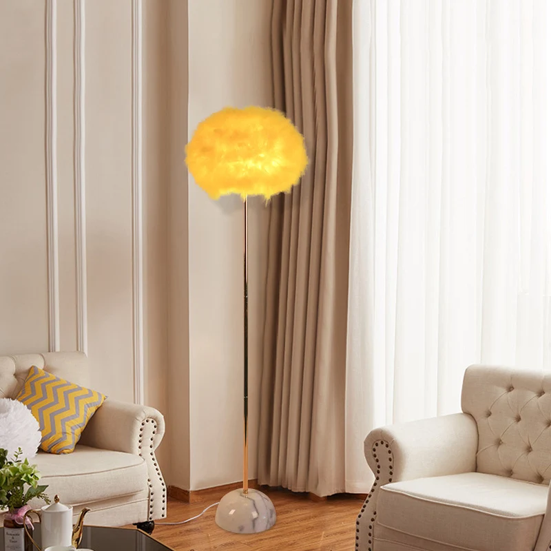 Lampadaire Sphère de Plumes Tissé à la Main Lampe sur Pied Nordique à 1 Tête Jaune avec Base en Céramique Clearhalo