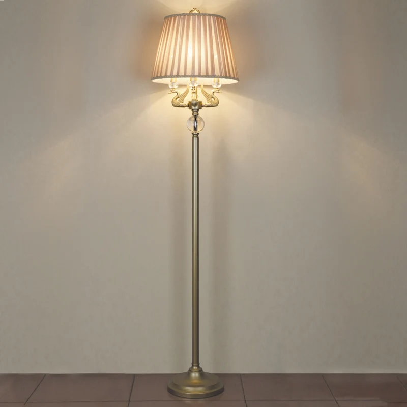 Lampadaire traditionnel en métal bronze à 4 têtes avec motif cygne et abat-jour en tissu plissé Clearhalo