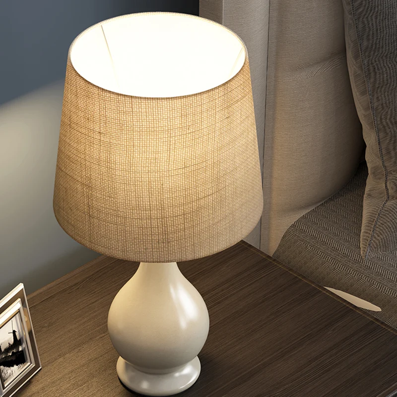 Lampe de bureau conique à 1 ampoule, lampe de table de chevet en tissu Beige de campagne avec Base en forme de Vase blanc...