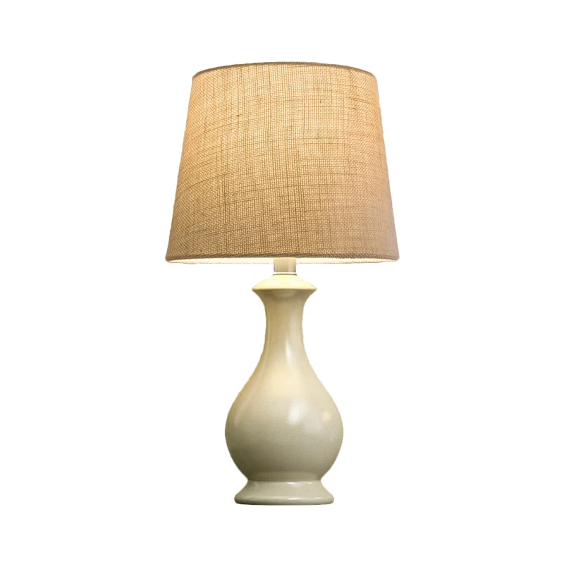 Lampe de bureau conique à 1 ampoule, lampe de table de chevet en tissu Beige de campagne avec Base en forme de Vase blanc...